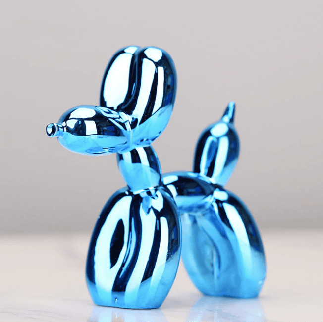 Künstlerische Ballonhund Figur, glänzend und bunt, als modernes Geschenk oder Bürodekoration.
