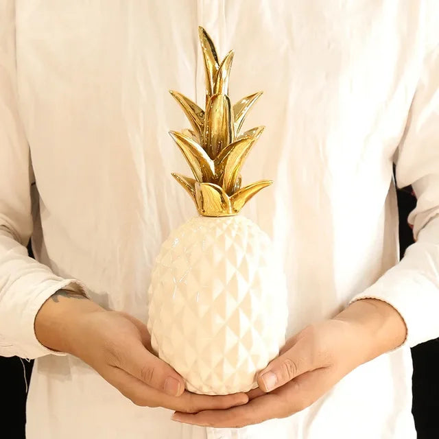 Glänzende goldene Deko Ananas Harzfigur, modernes Wohnaccessoire für luxuriöses Zuhause.
