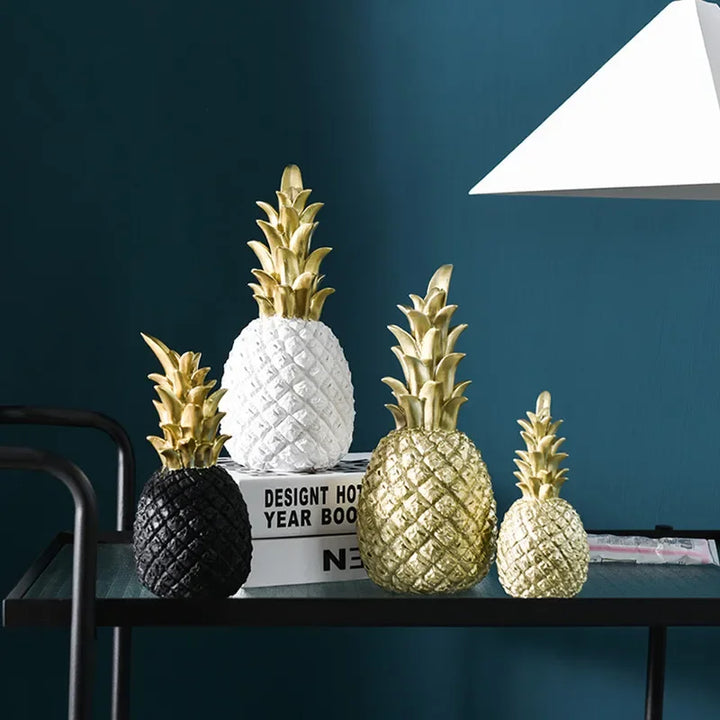 Detailreiche goldene Deko Ananas als Harzfigur, hochwertige Luxus Deko mit tropischem Flair.
