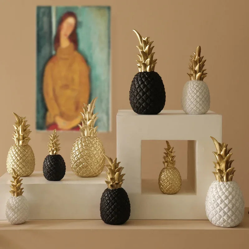 Set aus goldenen und weißen Deko Ananas Figuren, moderne Harz-Wohnaccessoires für Ihr Zuhause.