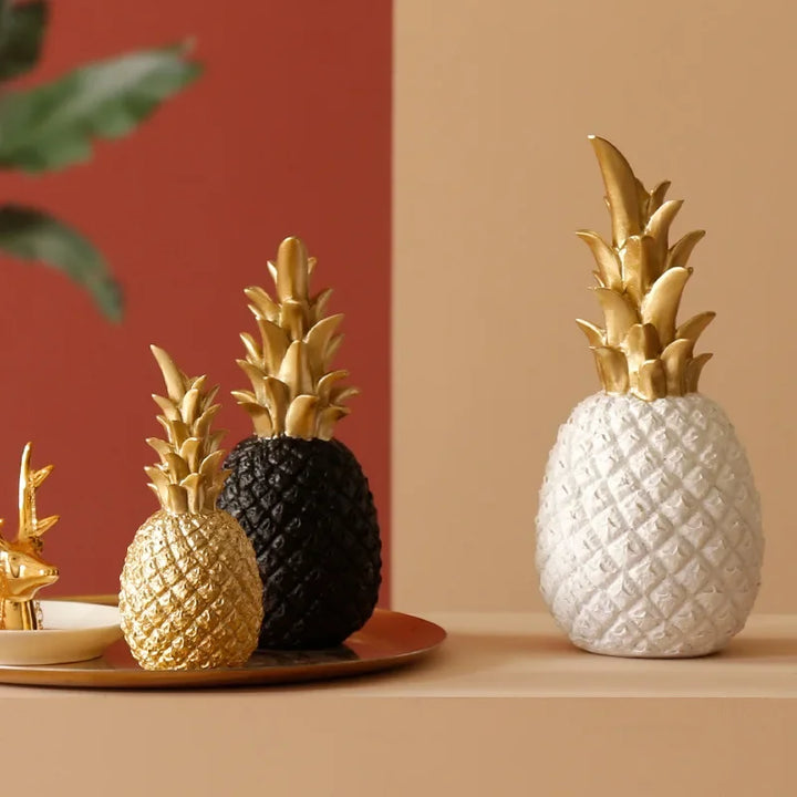 Große goldene Ananas Harzfigur, imposantes Wohnaccessoire für einen luxuriösen Blickfang.