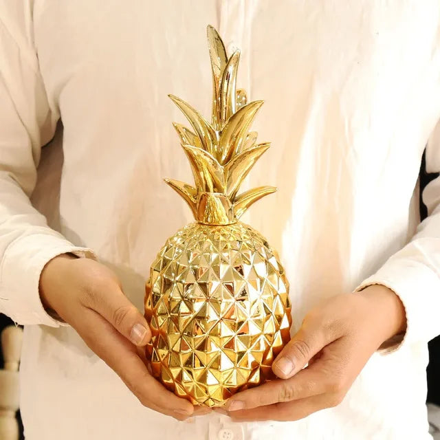 Deko Ananas Harzfigur in Gold, vielseitige Geschenkidee für moderne Wohnkultur Liebhaber.