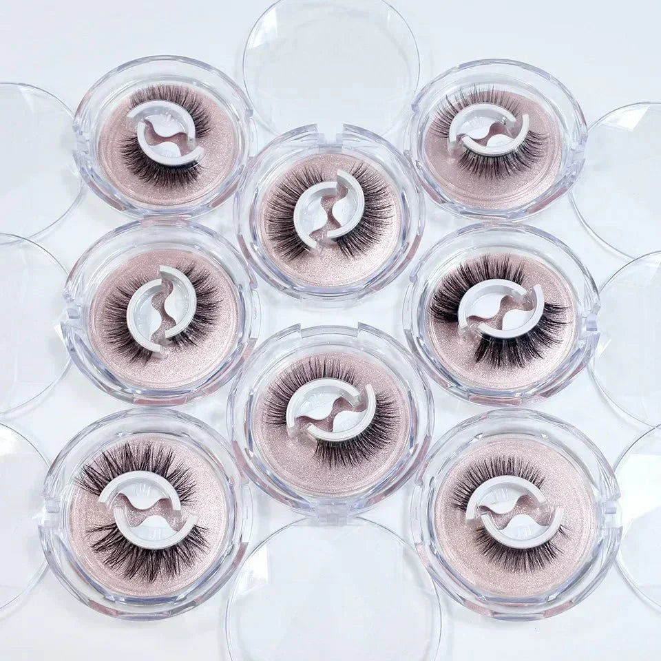Dichte, wiederverwendbare selbstklebende Wimpern von GlamCils für ausdrucksstarkes Augen Make-up.