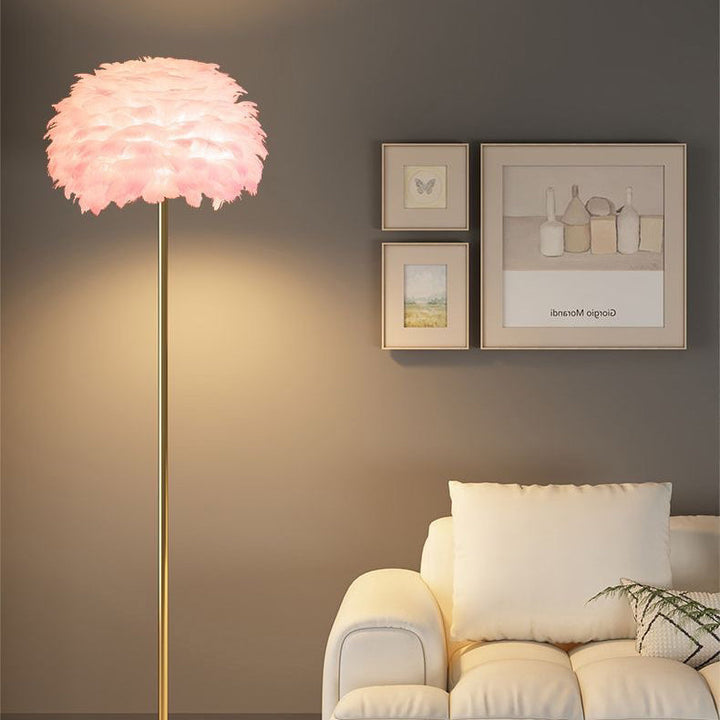 Glamouröse Stehlampe mit weißen Federn & funkelnden Kristallen. Perfekt für Wohnzimmer & Schlafzimmer Ambiente.