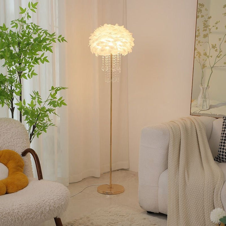 Elegante Federlampe in Weiß mit Kristall-Details. Eine luxuriöse Designlampe für stilvolle Innenbeleuchtung.