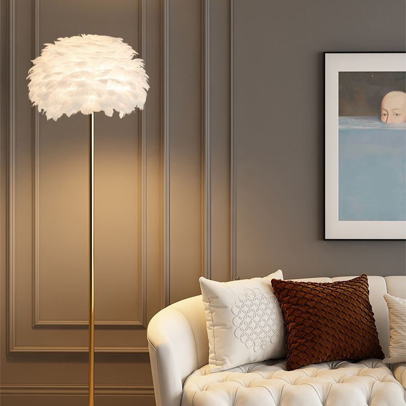 Moderne nordische Stehlampe mit sanften Federn & glitzernden Kristallen für ein glamouröses Wohnambiente.