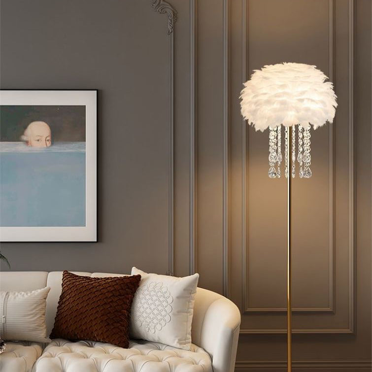 Luxuriöse Kristalllampe & Federlampe als Stehlampe. Ideal als Ambientebeleuchtung für Ihr Schlafzimmer.