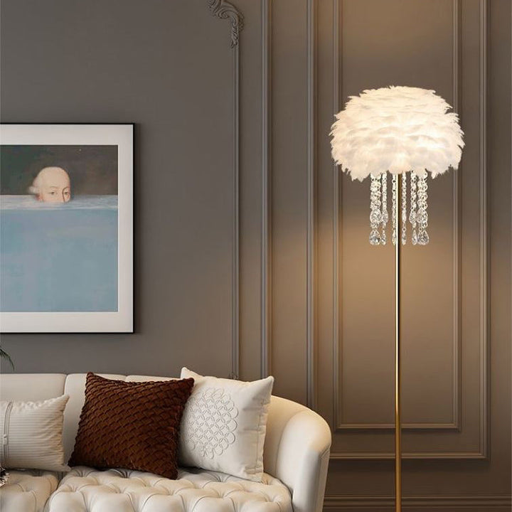 Luxuriöse Kristalllampe & Federlampe als Stehlampe. Ideal als Ambientebeleuchtung für Ihr Schlafzimmer.