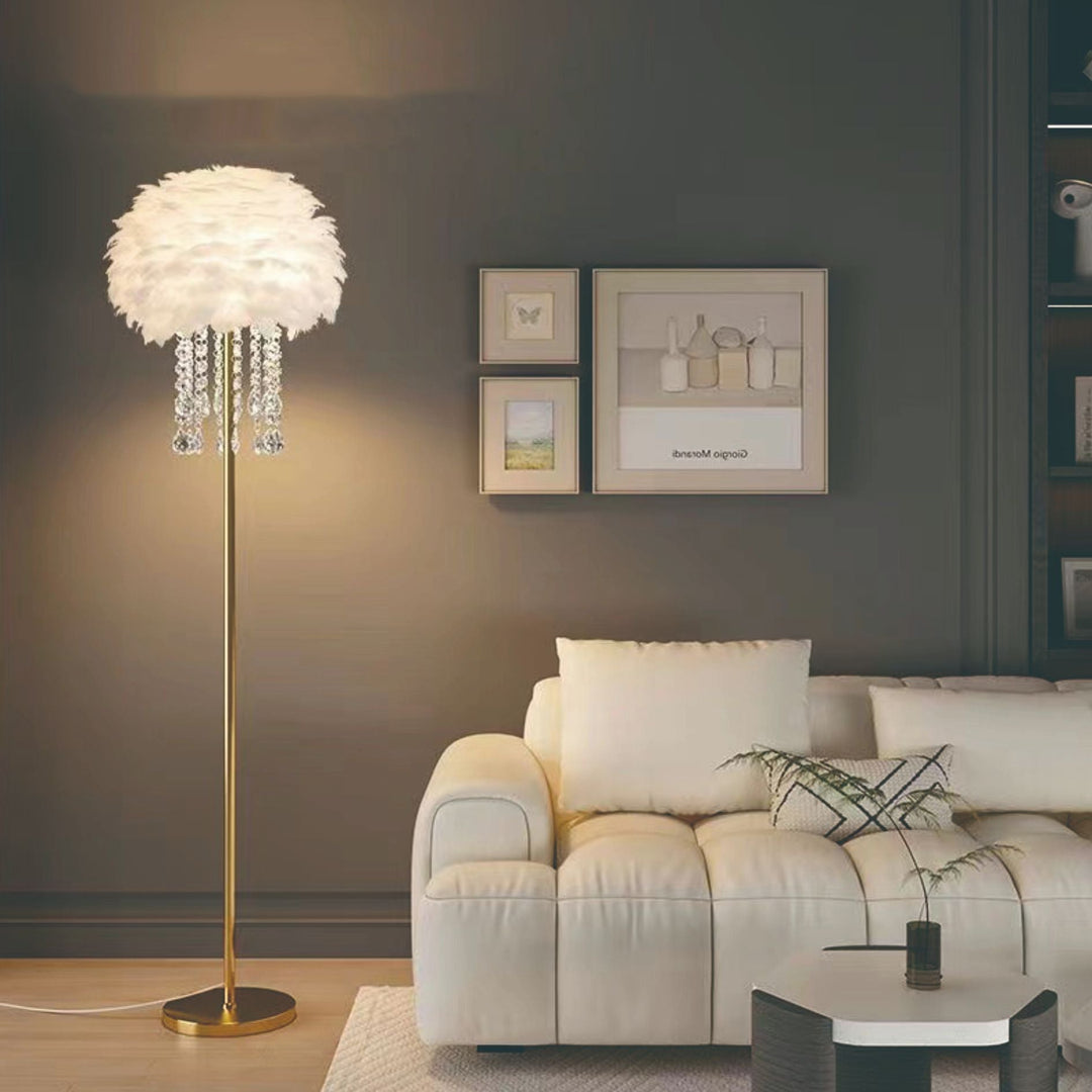 Design Stehlampe: Weiße Federn & funkelnde Kristalle für eine glamouröse Innenbeleuchtung im modernen Zuhause.