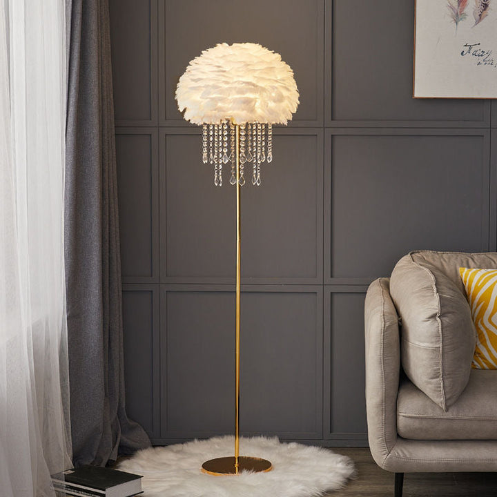 Edle Feder & Kristall Stehlampe. Verleiht jedem Raum, ob Wohn- oder Schlafzimmer, einen Hauch von Glamour.