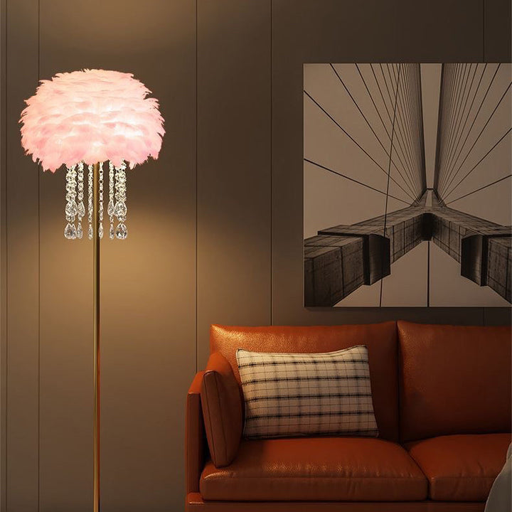Einzigartige Glamour Stehlampe mit opulenten Federn und glitzernden Kristallen als stilvolle Akzentbeleuchtung.