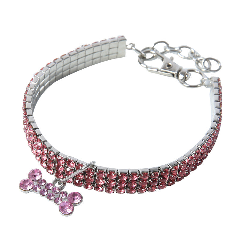 Nahaufnahme vom glitzernden Strass-Haustierhalsband, perfekte Details für kleine Hunde & Katzen. Ein echtes Juwel.