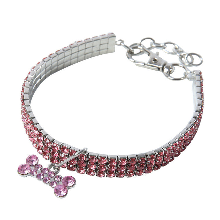 Nahaufnahme vom glitzernden Strass-Haustierhalsband, perfekte Details für kleine Hunde & Katzen. Ein echtes Juwel.