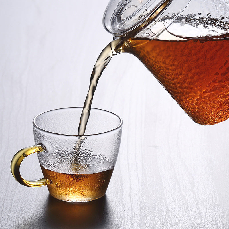 Teekanne mit goldfarbenem Griff und Sieb aus Borosilikatglas; luxuriöses Teewärmer-Accessoire.
