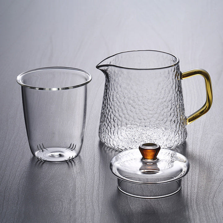 Handgefertigte Teekanne aus Glas mit Teesieb, goldener Griff, ideal für lose Teeblätter.