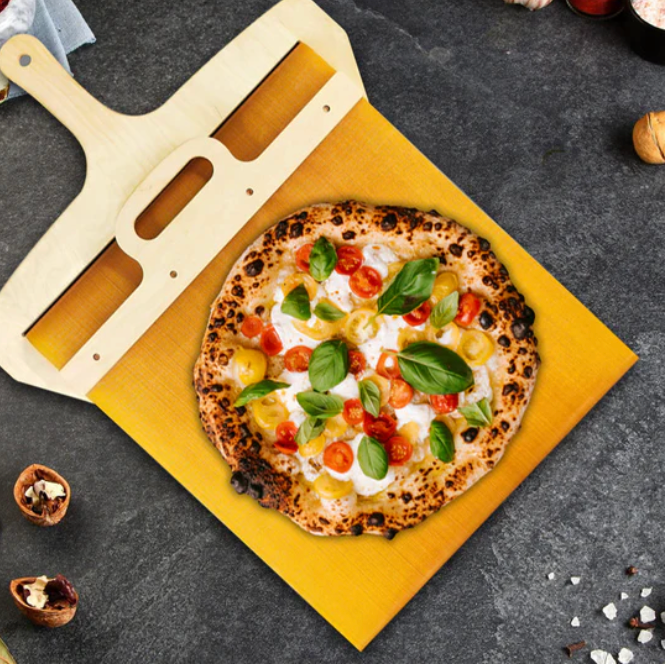 Eleganter Pizzaschieber aus Birkenholz, das ideale Backutensil für jeden Pizza-Liebhaber.