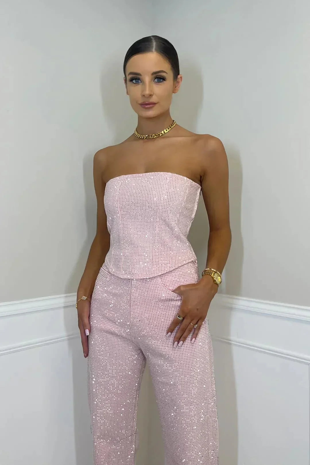 Modernes glitzerndes Damen Hosenset mit High-Waist-Jeans, ein trendiger Zweiteiler für Party und festliche Anlässe.