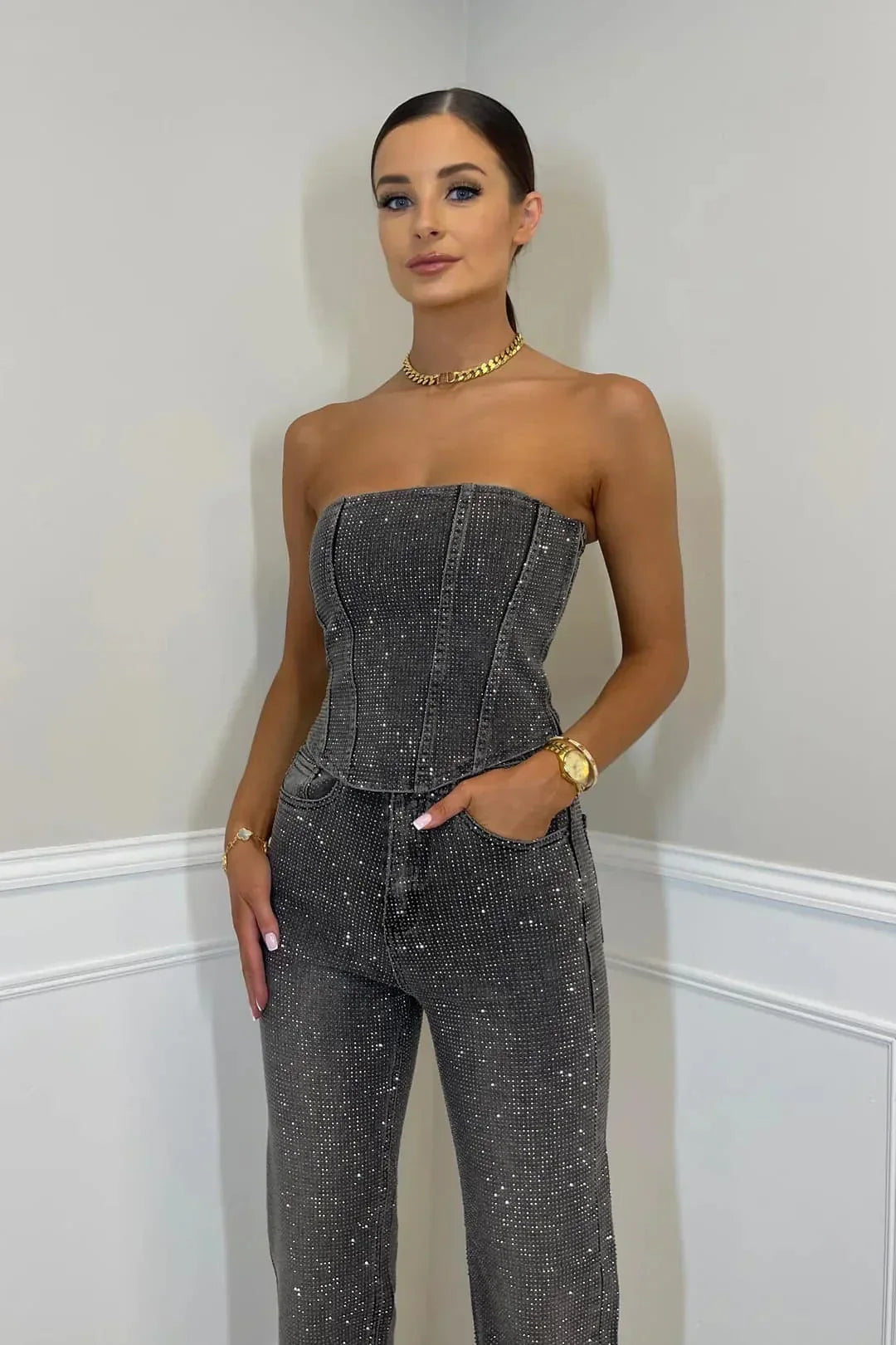 Figurbetontes Glitzer-Hosenset für Damen mit schicken High-Waist-Jeans, perfekt für einen glamourösen Auftritt.