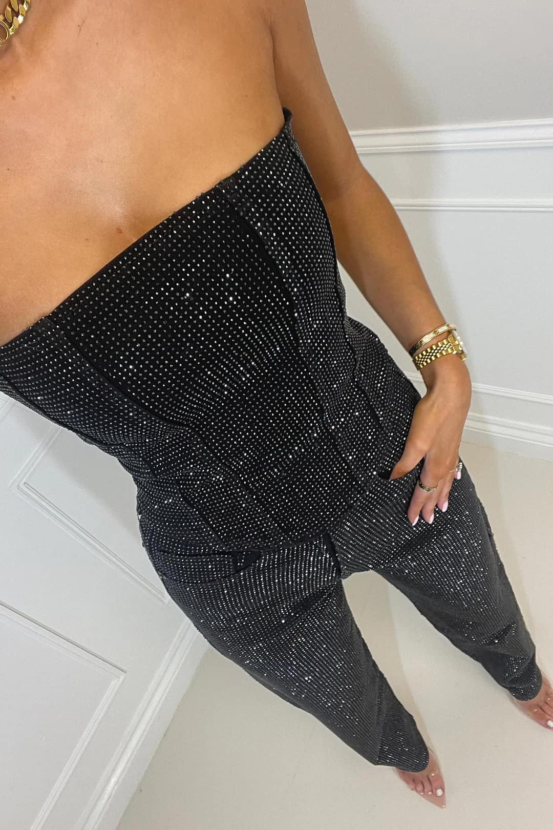 Elegantes Damen Hosenset mit glänzenden High-Waist-Jeans, perfekt als Abendmode oder für besondere Anlässe.