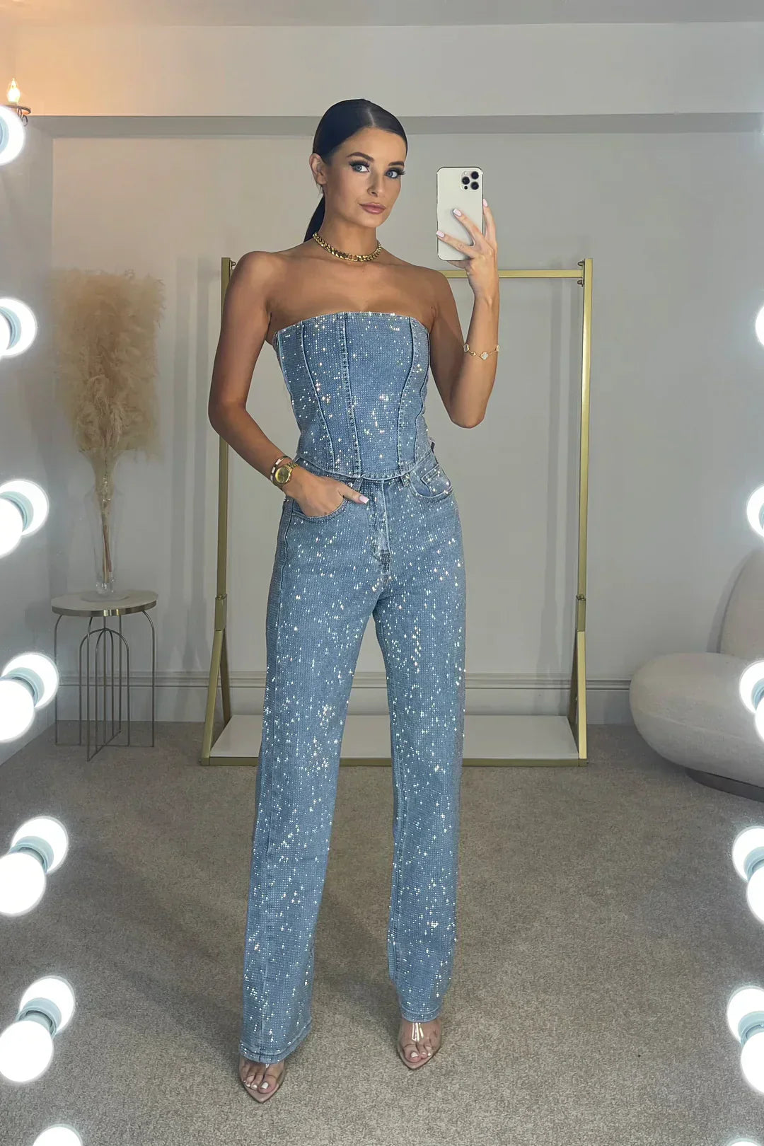 Zweiteiliges Damen Glitzer-Outfit mit modischen High-Waist-Jeans, ein glamouröses Set für festliche Momente.