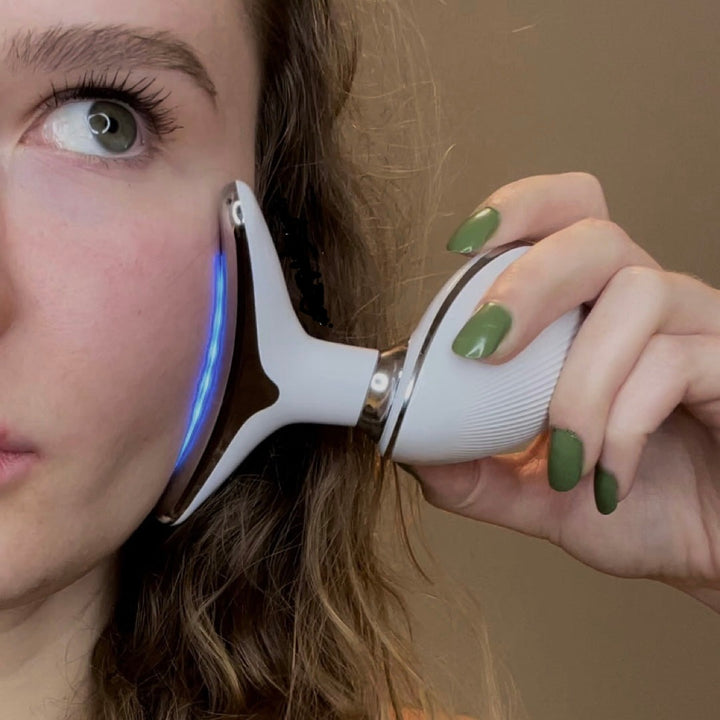 Glow+ Mikrostrom Gesichtsmassagegerät zur Hautverjüngung. Für straffe Haut & definierte Konturen, ideal gegen Falten.