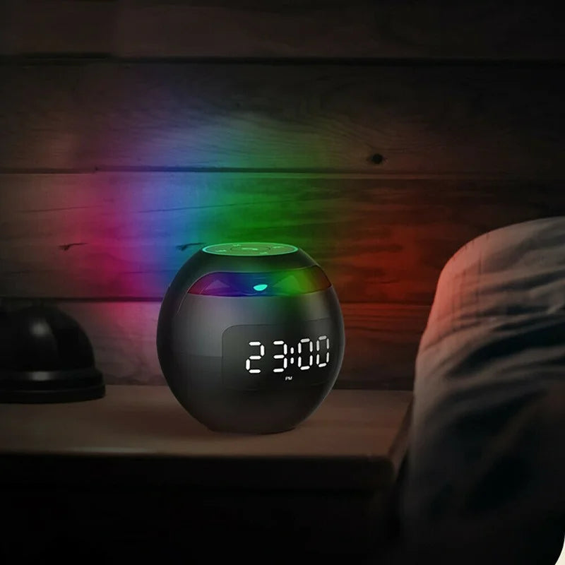 Moderner GlowBeep Multifunktionswecker mit klarem LED-Display, ideal als Nachttischlampe im Schlafzimmer.