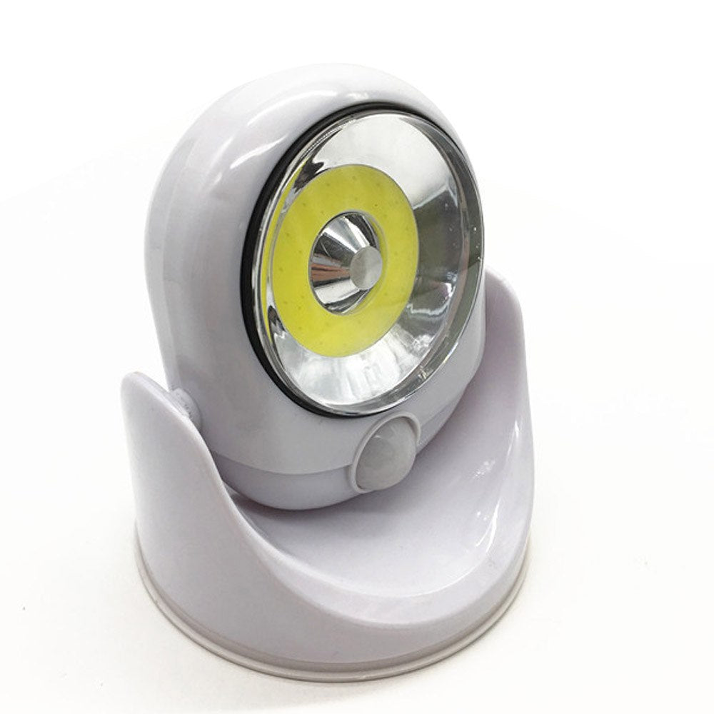 Wetterfeste GlowGuard LED-Gartenlampe mit Bewegungssensor für zuverlässige Außenbeleuchtung bei jedem Wetter.