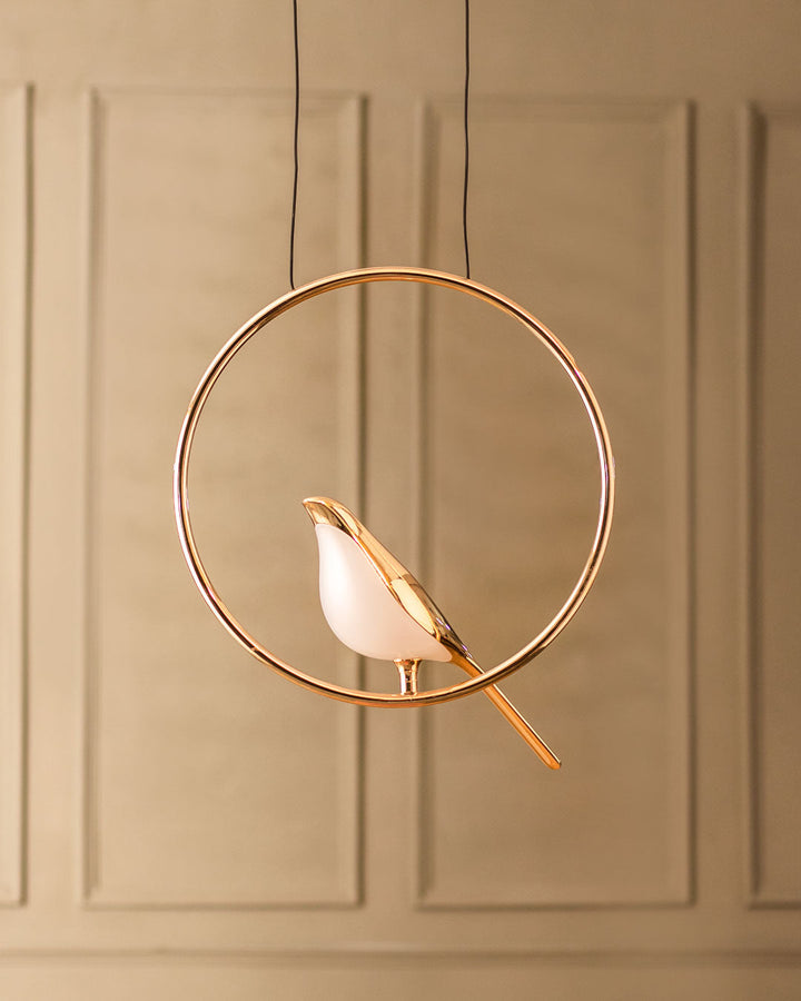 Aves LED Deckenleuchte in Gold. Kreative Vogel-Form, energiesparend und modern. Perfekt als Blickfang.