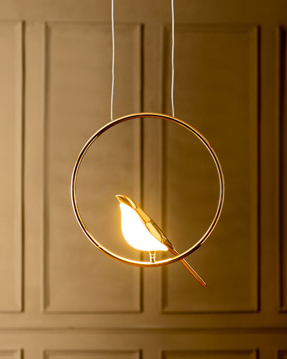Design-Pendelleuchte "Vogel Aves" in Gold. Energiesparende LED Beleuchtung für eine luxuriöse Wohnzimmeratmosphäre.