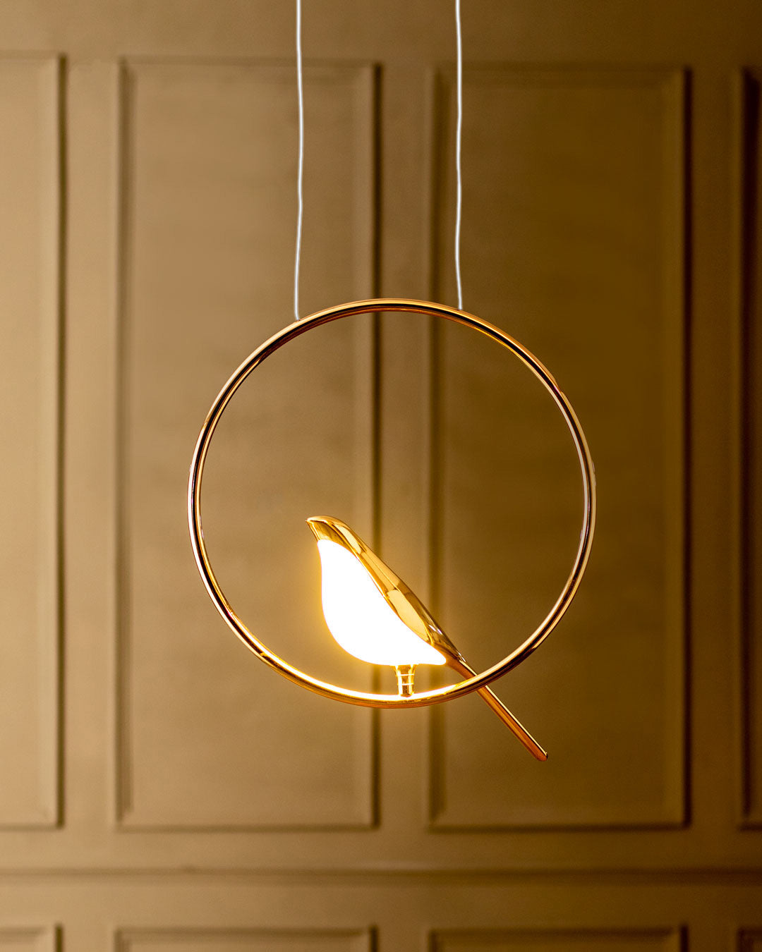Design-Pendelleuchte "Vogel Aves" in Gold. Energiesparende LED Beleuchtung für eine luxuriöse Wohnzimmeratmosphäre.