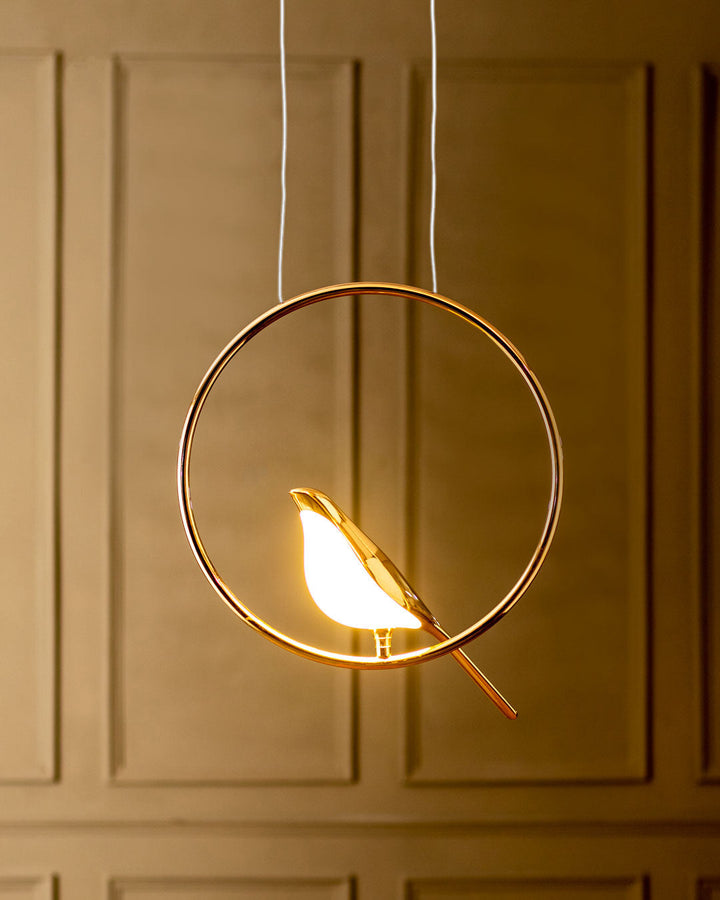 Design-Pendelleuchte "Vogel Aves" in Gold. Energiesparende LED Beleuchtung für eine luxuriöse Wohnzimmeratmosphäre.