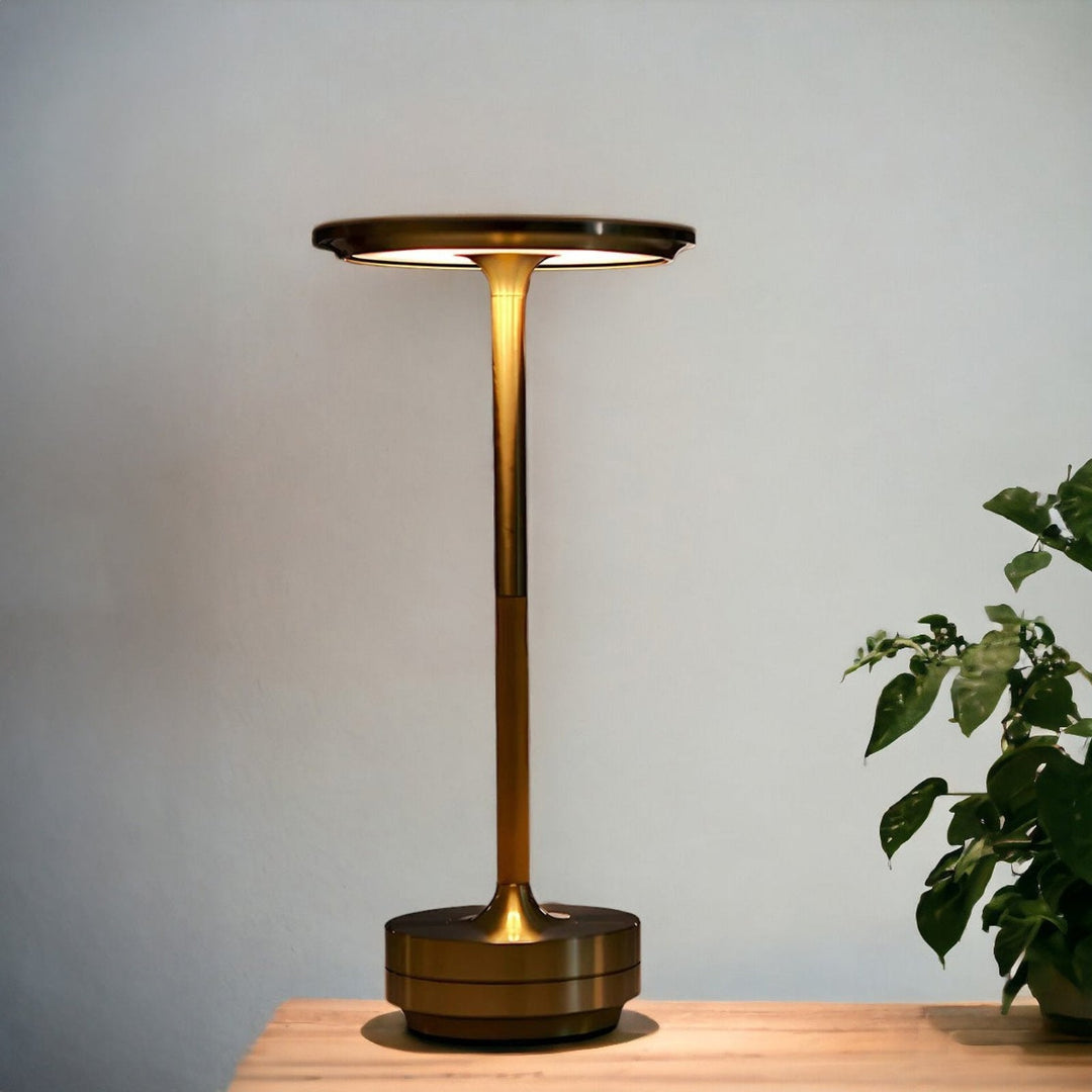 Goldene kabellose LED Tischlampe mit dimmbarem Licht und Touch-Steuerung, perfekt für Innen & Außen.