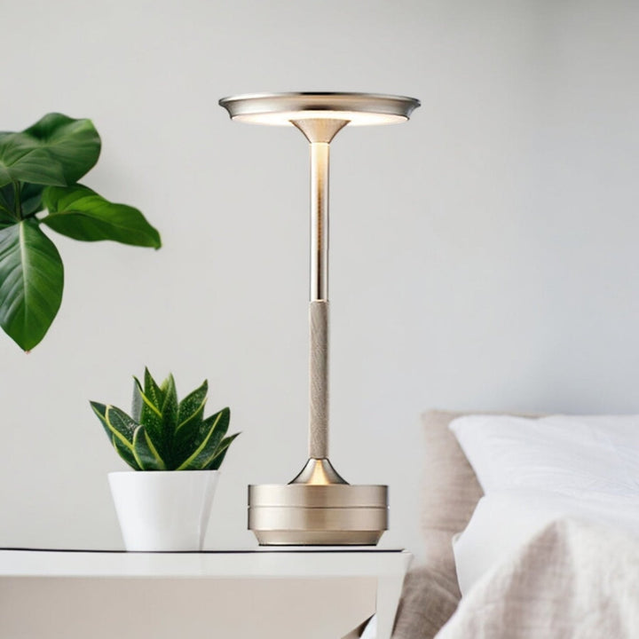 Dekorative LED Innenlampe, kabellos & dimmbar per Touch, schafft warmes Licht im Wohn- oder Esszimmer.