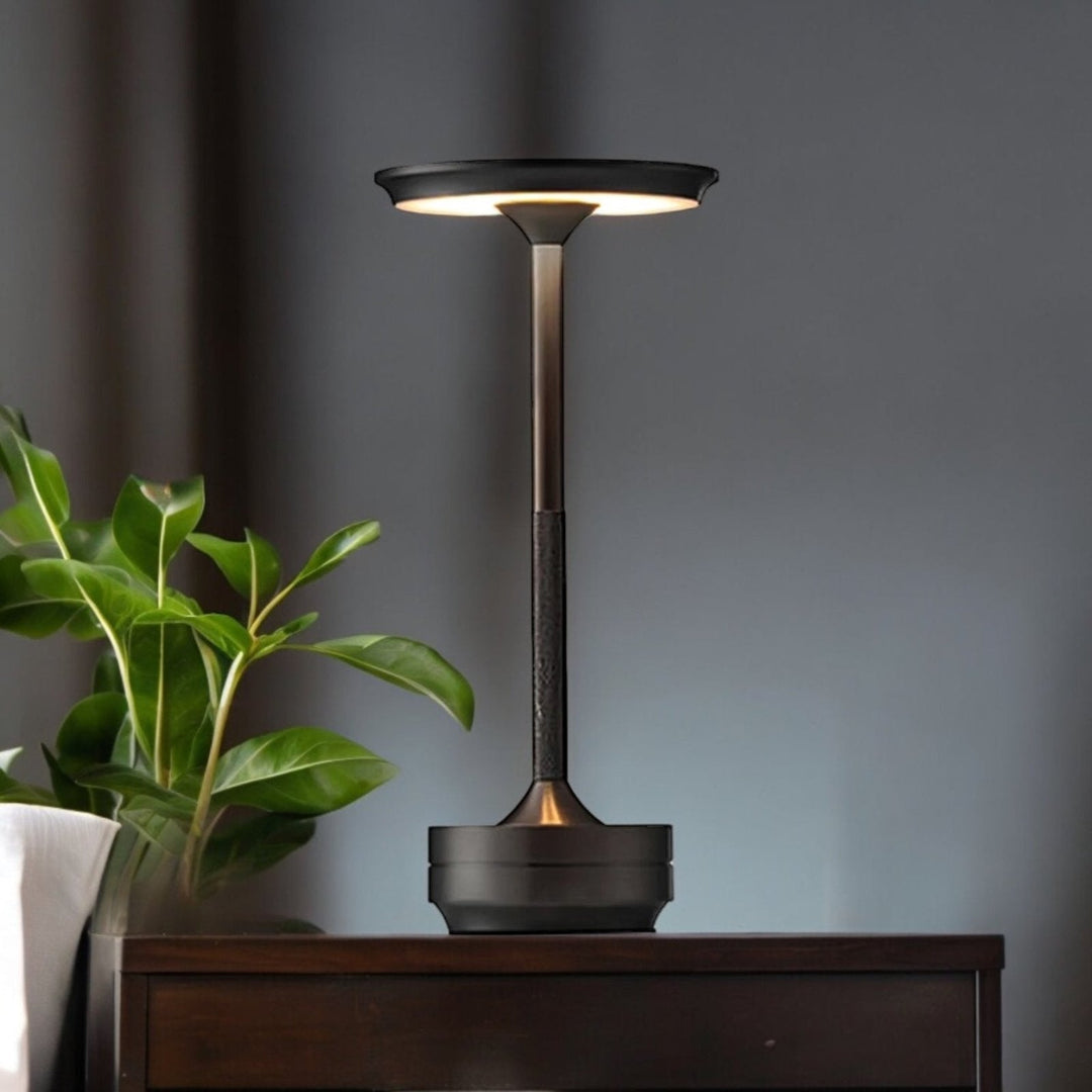 Goldene, kabellose LED Tischlampe, dimmbar mit Touch-Steuerung, wiederaufladbar für flexibles Ambiente.