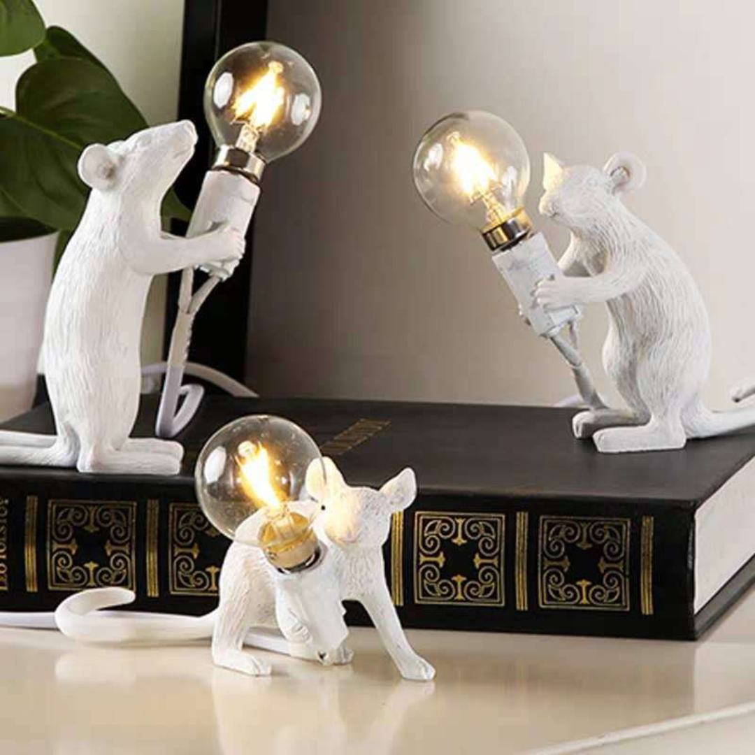 Goldene Maus LED Tischlampe für sanftes Stimmungslicht im Wohnzimmer. Moderne Dekolampe mit Tierdesign.