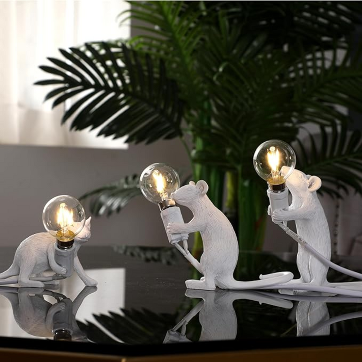 Weiße LED Tischlampe in verspieltem Maus-Design, moderne Dekoleuchte für Wohn- oder Schlafzimmer.