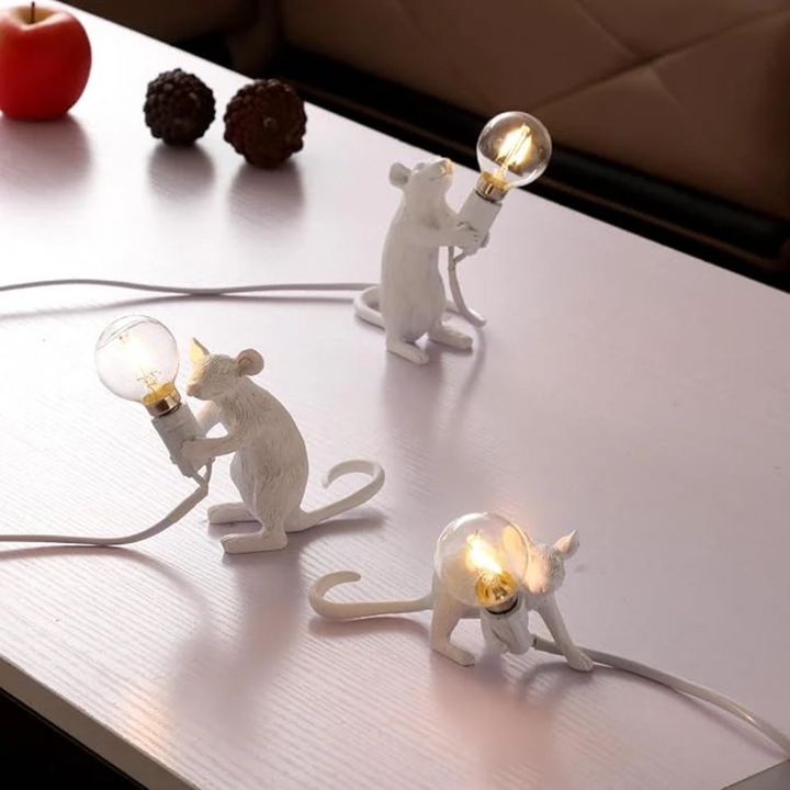 Detailaufnahme der goldfarbenen Maus LED Lampe, tierisches Design für eine moderne Wohnzimmerbeleuchtung.