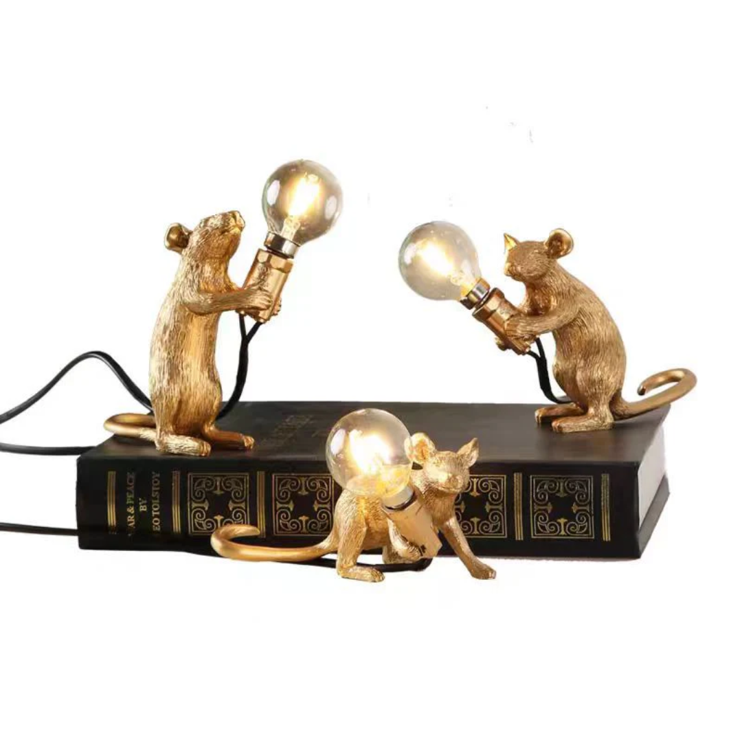Maus LED Tischlampe in Weiß auf Nachttisch, sanftes Licht für gemütliche Schlafzimmeratmosphäre.