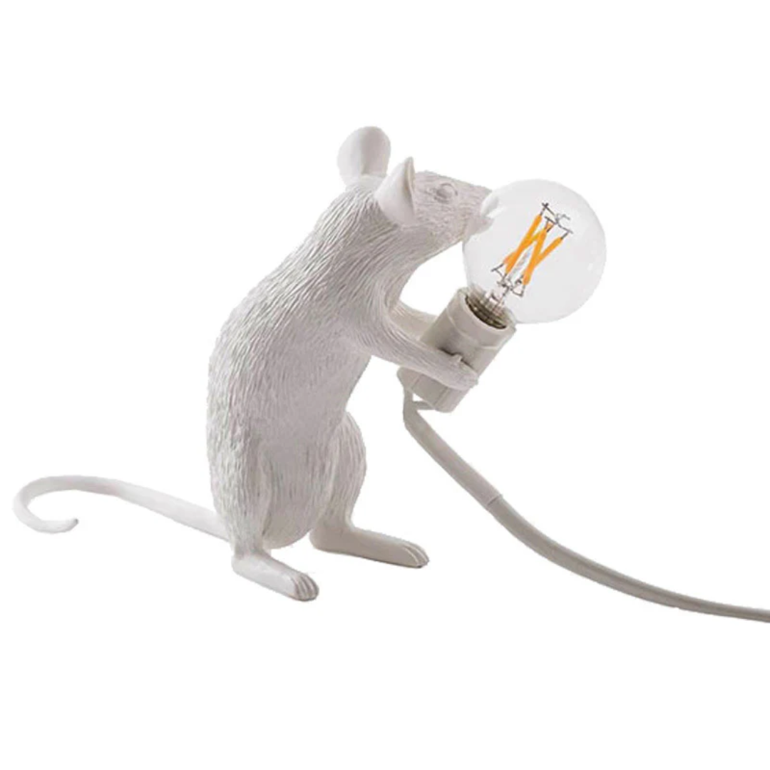 LED Stimmungslicht: Die goldene Maus Lampe erzeugt sanftes Licht für eine entspannte Schlafzimmeratmosphäre.