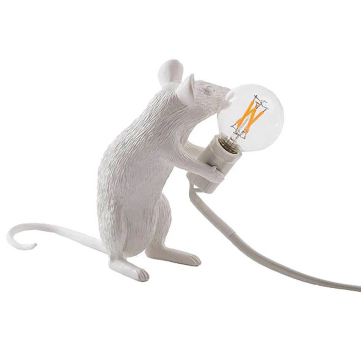 LED Stimmungslicht: Die goldene Maus Lampe erzeugt sanftes Licht für eine entspannte Schlafzimmeratmosphäre.