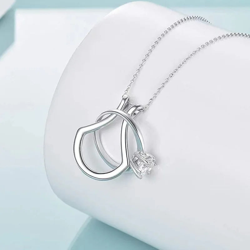 Elegante silberne Ringhalter Halskette als stilvoller Ringschutz für Verlobungs- oder Ehering. Perfektes Accessoire.