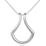 Silber ist ein glänzendes, grauweißes Metall, das oft für Schmuck und Münzen verwendet wird. Es ist bekannt für seine hohe Leitfähigkeit und wird auch in der Elektronik sowie in der Fotografie eingesetzt.