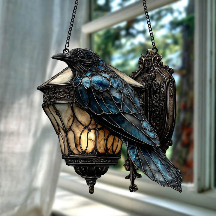Mystische Gothic Raben Hängedeko aus Acryl für Fenster. Erzeugt schillernde Lichtreflexe, ideal für Herbst & Halloween.