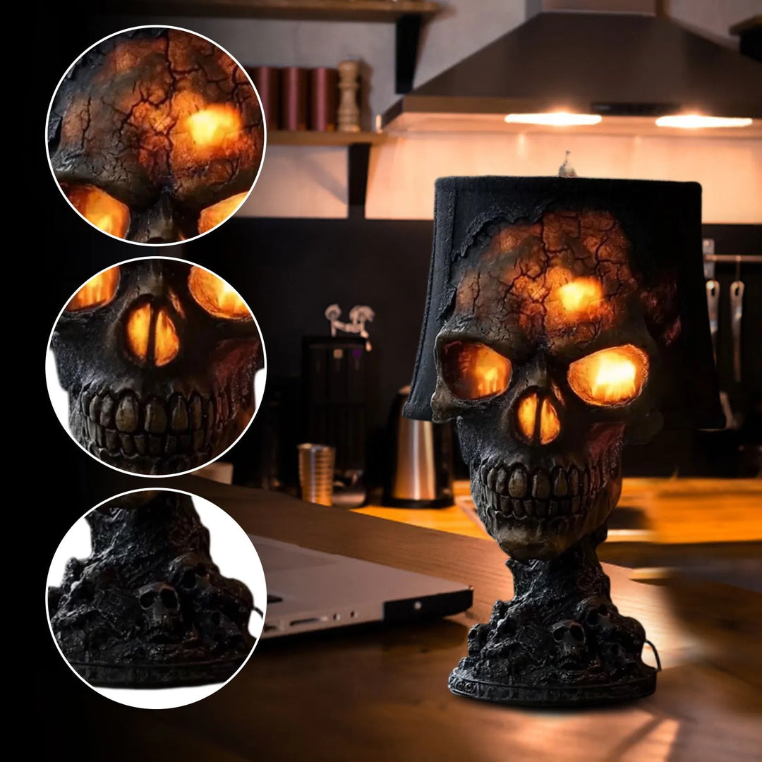 Detaillierte Gothic Schädel Tischlampe aus Resin mit gruseligem LED-Licht für Horror- und Halloween-Deko.