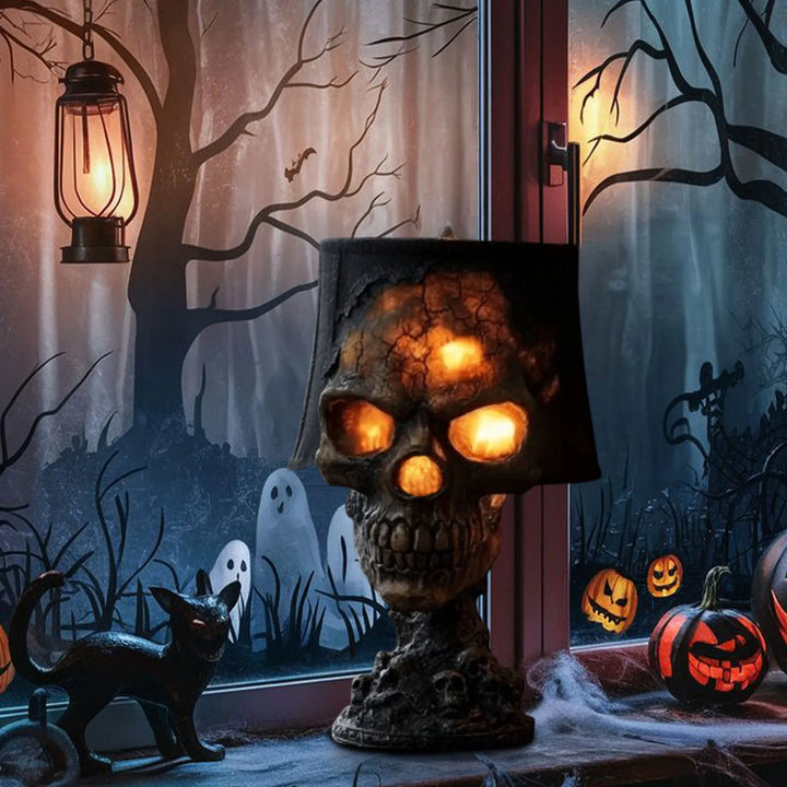 Mystische LED-Tischlampe in Schädelform, ideal als Ambiente-Licht für Gothic-Deko und Halloween-Partys.