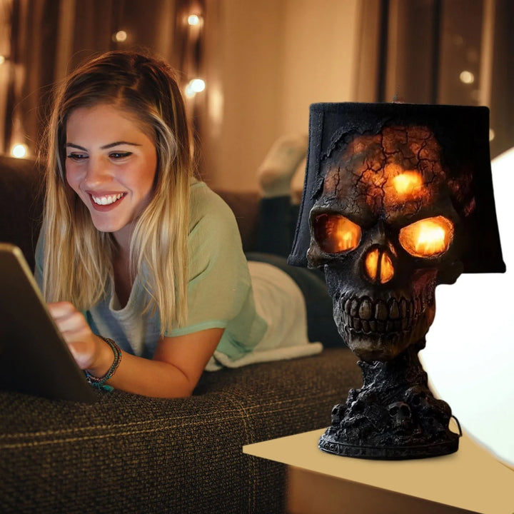 Gothic Schädel-Tischlampe mit integriertem LED-Licht, schafft ein unheimliches Ambiente für jede Halloween-Nacht.