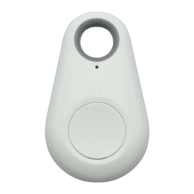 Hand befestigt leichten GPS-Tracker am Halsband eines Haustiers, einfache Tierortung für Welpen-Tracker.
