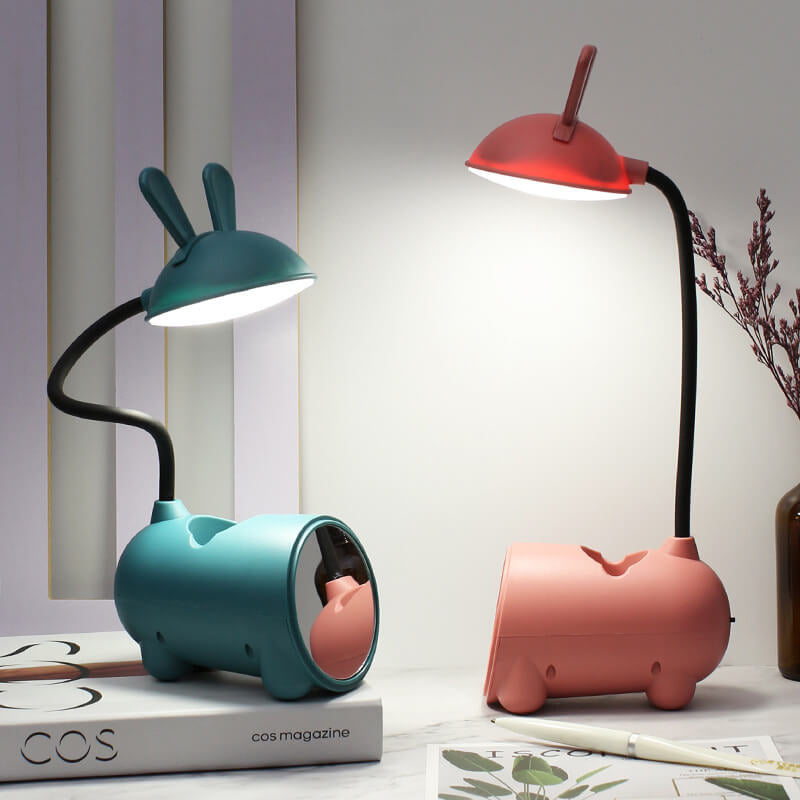 Platzsparende BunnyGlow LED-Lampe mit Stifthalter, ideal für kleine Schreibtische im Büro.