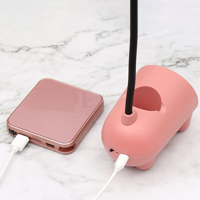 Stylische BunnyGlow LED-Lampe rosa mit Stifthalter, modernes Design für Mädchenzimmer.