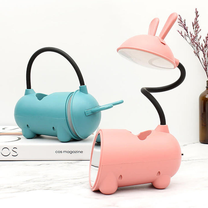 Grüne BunnyGlow LED-Lampe mit niedlichen Hasenohren und Stifthalter, charmante Dekolampe.